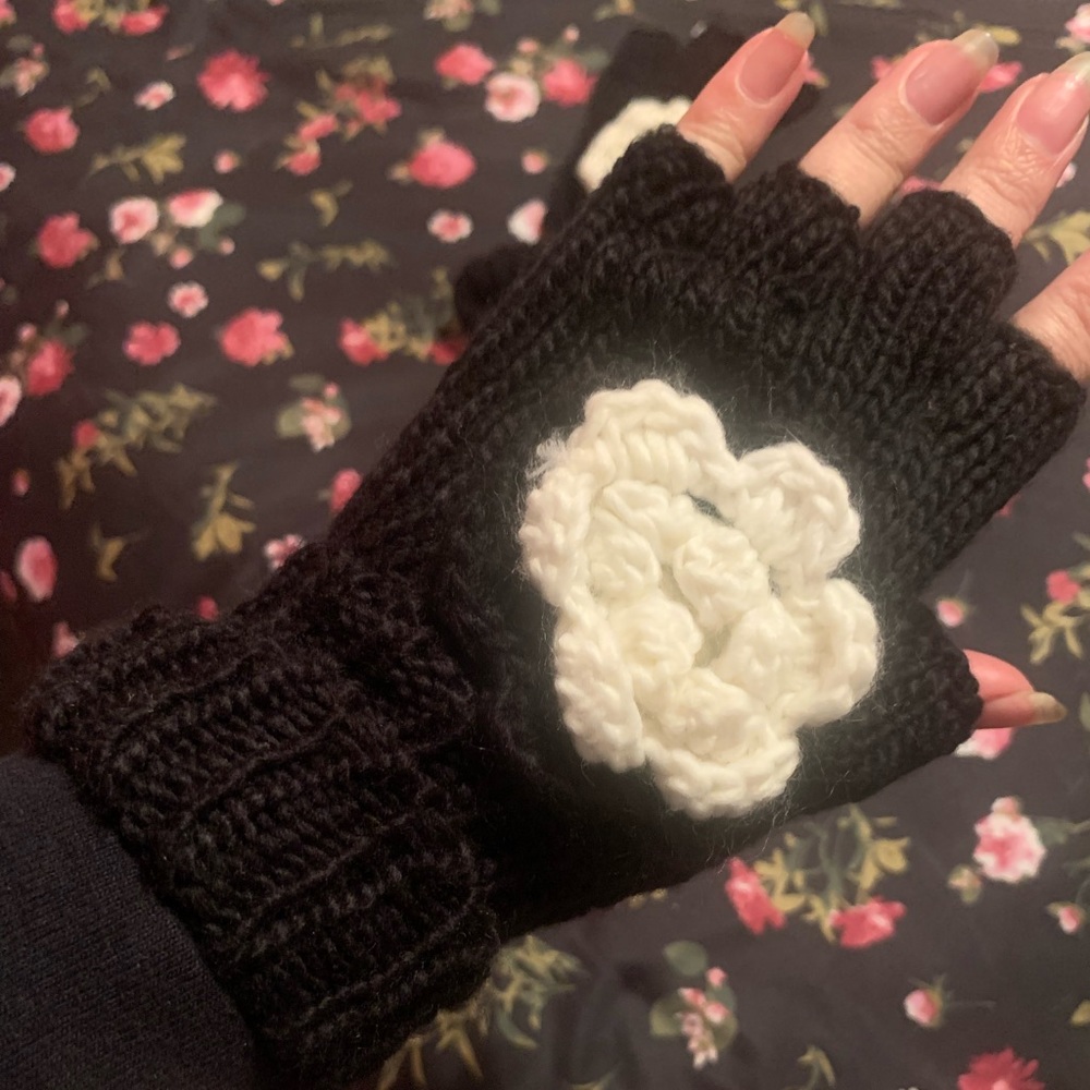 Adorable hand gloves 🧤
